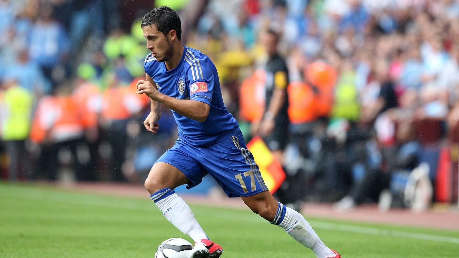 西甲联赛激战正酣，皇马与巴萨上演巅峰对决